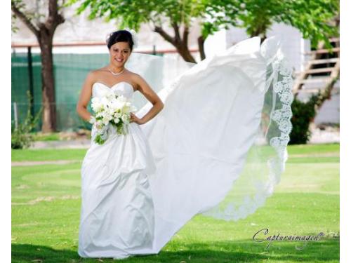 Novia con vestido volando