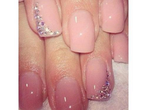 Brillantes  en  uñas