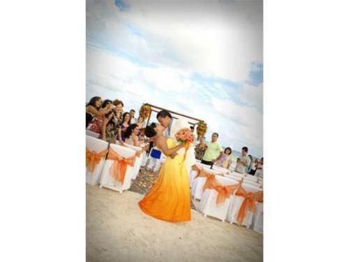 Los recién casados en la playa