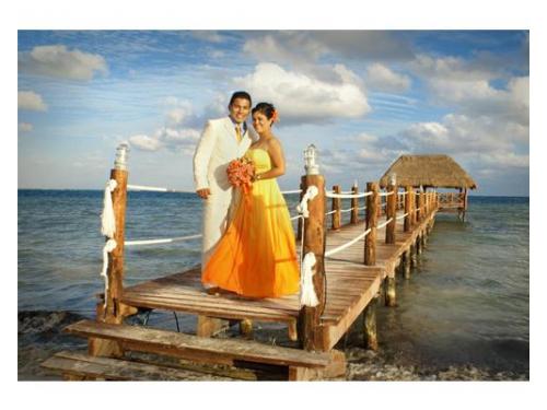 Sesión de fotos de los novios en el muelle