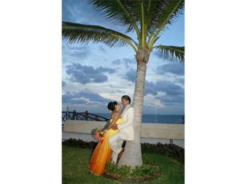 Recargados en la palmera disfrutando de momentos juntos