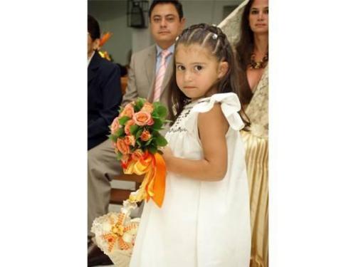 La pequeña y bella damita en la misa