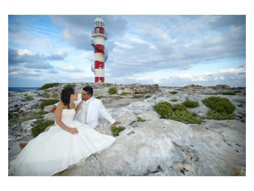 Novios en la playa junto al faro