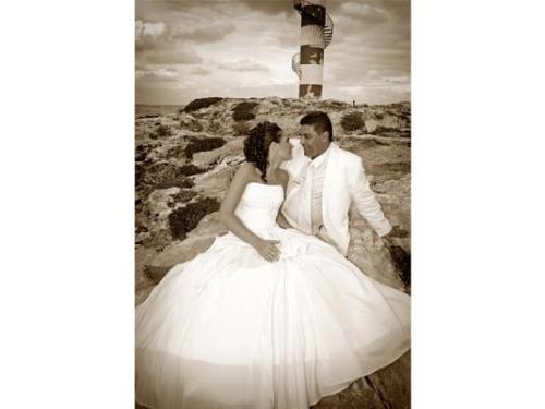 Cerca del faro en colores sepia