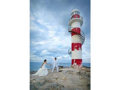 Caminando juntos en su sesión de fotos en la playa