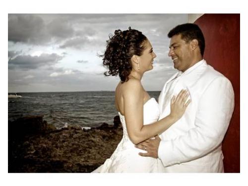 Novios enamorados a la orilla del mar