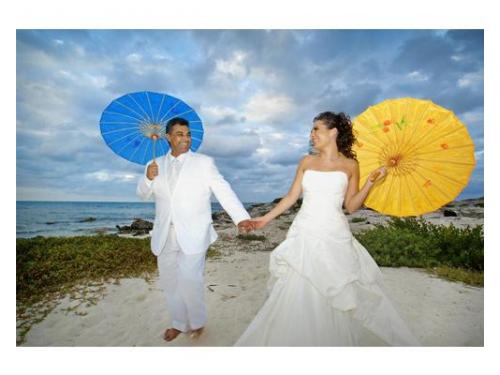 Inolvidable sesión en la playa con sombrillas