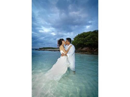 Sesión fotográfica de los novios en el mar