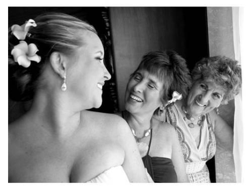 La novia y las mamas pasando un momento agradable