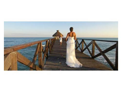 Hermosa novia caminando por el muelle