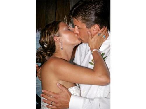 El beso de los novios completamente enamorados