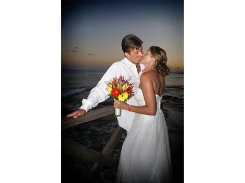 Novios en sus esión del muelle