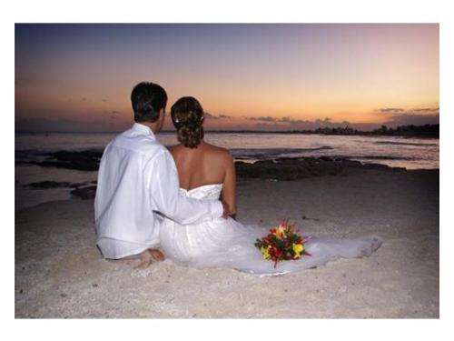 Novios viendo un hermoso atardecer