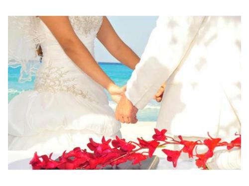 Novios tomados de la mano