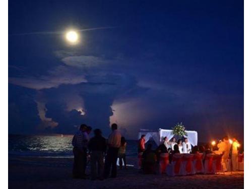 Boda de noche en la playa