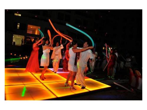 Diversion en la pista de baile iluminada