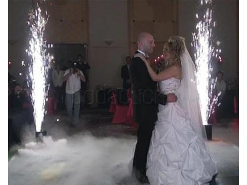 Bailando junto a las luces de la pirotecnia