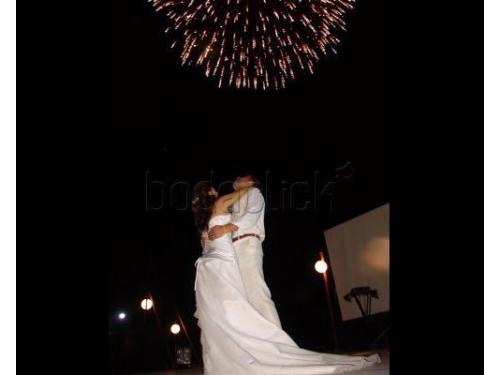 Baile bajo las luces de la pirotecnia