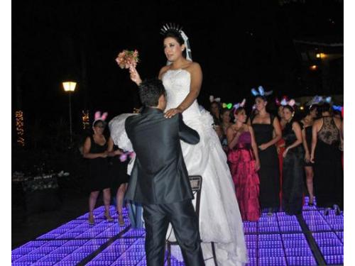 El momento de lanzar el ramo