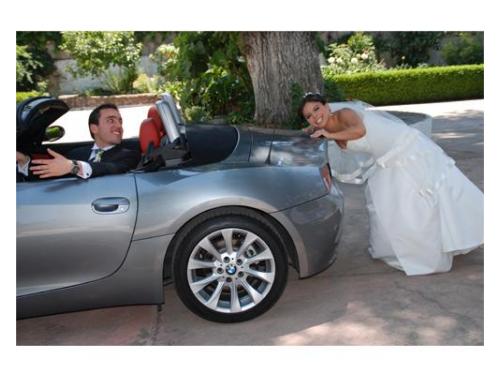 Novia empujando el coche