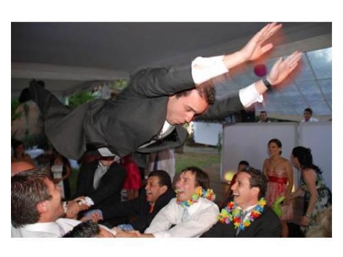 Novio saltando en su fiesta