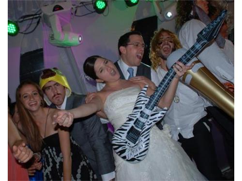 La novia cantando en su fiesta