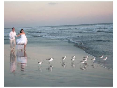 Pareja corriendo en la playa