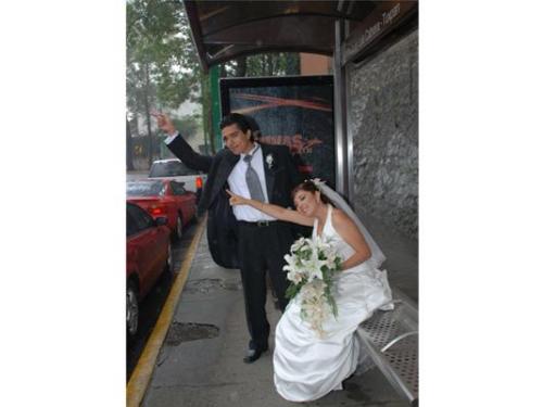 Pareja en la parada del bus