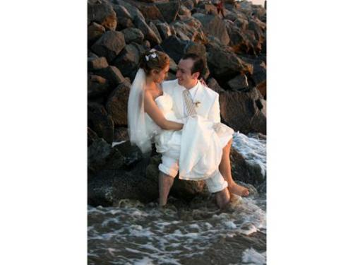 Pareja mirándose dentro del mar