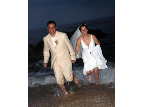 Novios corriendo en la playa