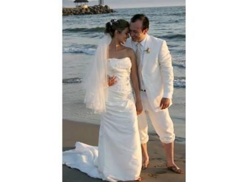 Novio abrazando a la novia en el mar