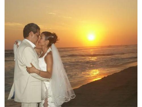 Novios por besarse en el atardecer