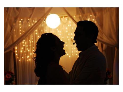 Pareja cantando en su boda