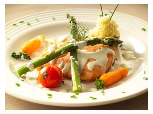 Banquete de lujo con platos fuertes