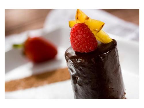 Deliciosos postres cubiertos de chocolate