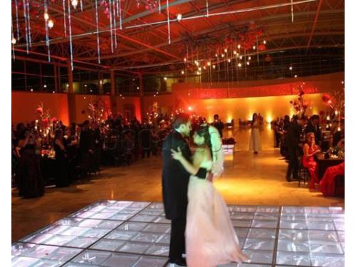 Música, iluminación y buen ambiente para tu boda