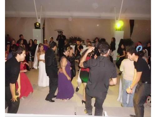 Invitados disfrutando de la música