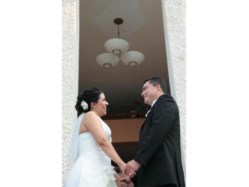 Novios tomados de la mano