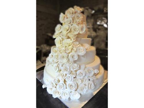 Pastel con rosas blancas