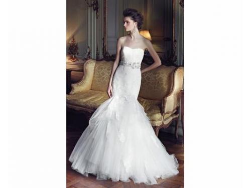 Vestido strapless con detalle en la cintura