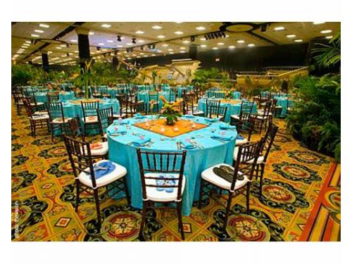 Sillas tiffany negras para el montaje de tu boda