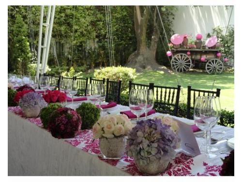 Mesa de honor con variedad de flores