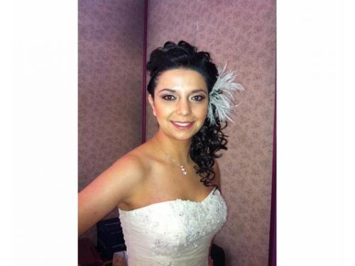 Excelente peinado con tocado