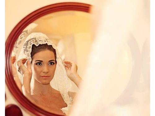 Madre de la novia ayudándola mientras se arregla.