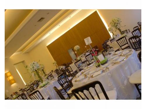 Montaje de mesas para banquete