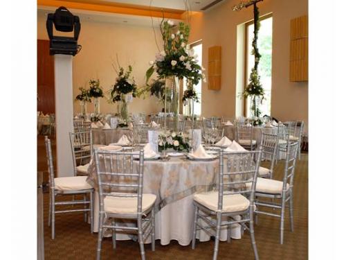 Montaje color blanco y plata