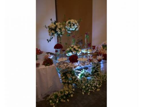 Mesa de dulces decorada e iluminada