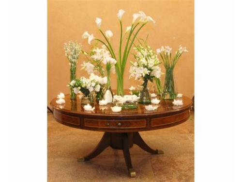 Mesa de recepción con flores y velas