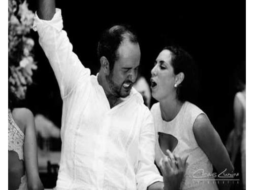 Recibiendo a los novios