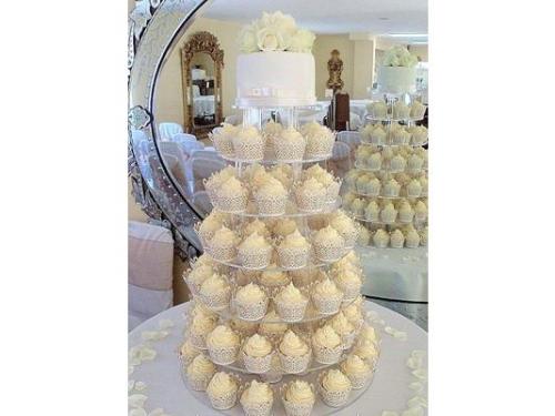 Torre de cupcakes y pastel